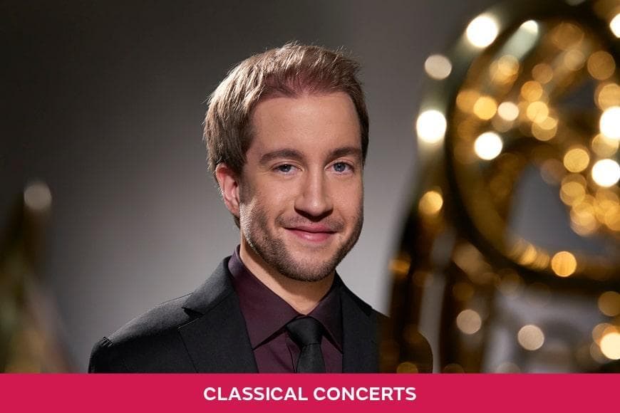 Image of Felix Klieser wearing black shirt